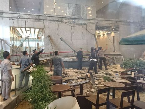 На бирже в Джакарте под группой студентов обрушился балкон. Видео