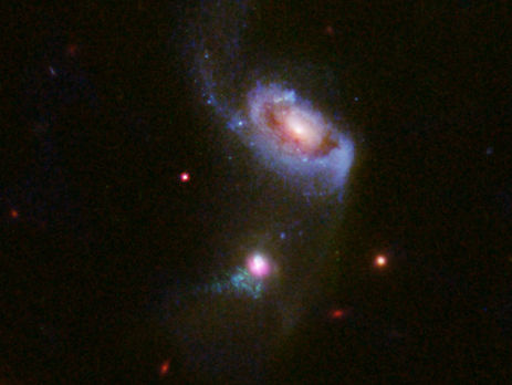 Hubble сфотографировал черную дыру, поглощающую галактику