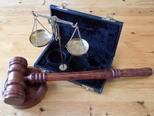 Смягчение требований к судьям и финансовая независимость. Что предлагает альтернативный законопроект об антикоррупционном суде?