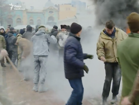 Під Верховною Радою сталися сутички між активістами і правоохоронцями
