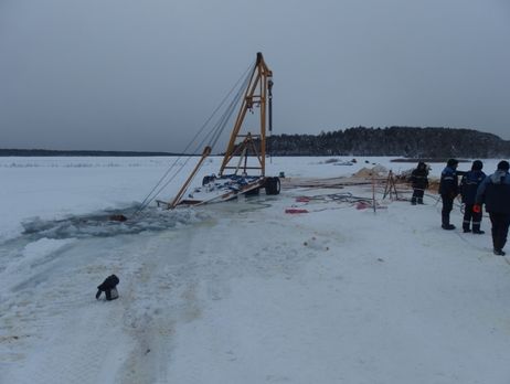 В России провалился под лед трактор, которым пытались вытащить автокран, эвакуировавший со дна реки бензовоз