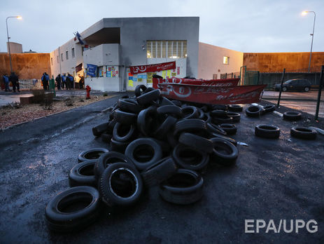 Во Франции протестующие надзиратели блокируют тюрьмы 