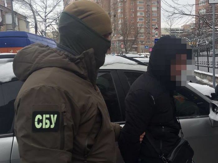 В Киеве СБУ разоблачила на взятке полицейского
