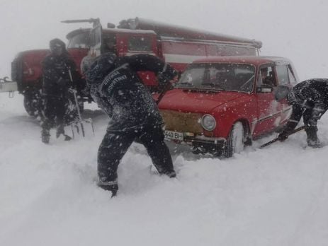 В Украине из-за снегопадов обесточены 763 населенных пункта, затруднено движение на дорогах. Фоторепортаж