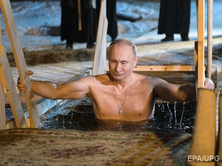 Путин окунулся в прорубь на Селигере. Видео