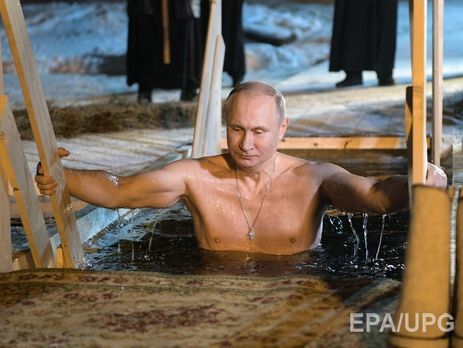 Путин окунулся в прорубь на Селигере. Видео