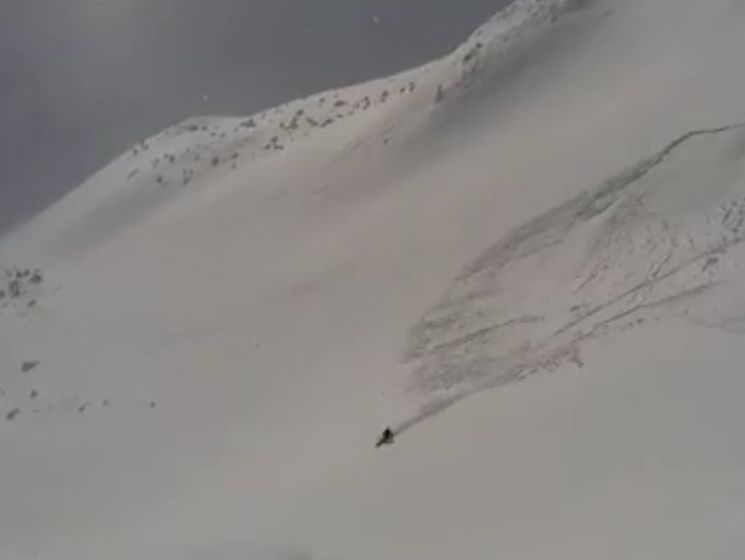 У Карпатах лижнику вдалося втекти від лавини. Відео