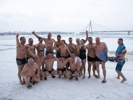 Кличко со своими заместителями нырнул в воду на Крещение. Видео