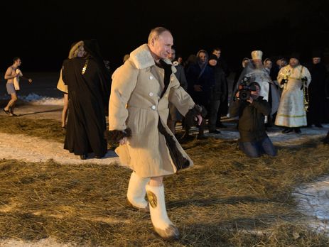 Путин прошелся до проруби в валенках и тулупе и нырнул в озеро Селигер. Фоторепортаж
