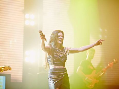 Руслана на крыше дома облилась холодной водой