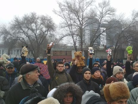 В Запорожье активисты принесли детские игрушки на пляж, где верующие и священники УПЦ МП отмечали Крещение