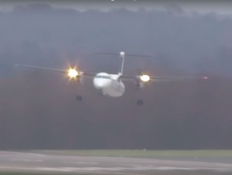 В Германии авиалайнер сел при штормовом ветре. Видео
