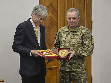 Муженко заявил, что ВСУ и Красный Крест будут работать над созданием зон безопасности вокруг объектов критической инфраструктуры на Донбассе