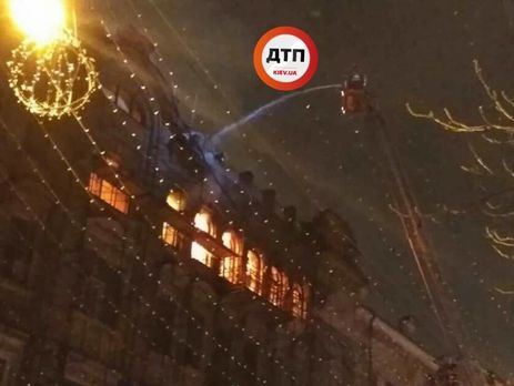 В центре Киева вспыхнул масштабный пожар в доме, который обвалился почти два года назад