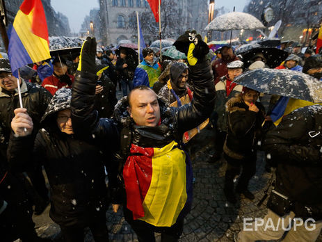 Тысячи людей в Бухаресте протестуют против смягчения антикоррупционного законодательства. Фоторепортаж