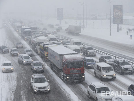 Госслужба по ЧС: Движение транспорта на автодороге Киев – Одесса обеспечено, но замедлено на подъемах из-за гололеда
