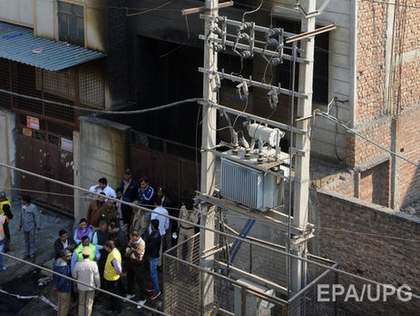 На окраине Дели произошел пожар на складе фейерверков, погибло 17 человек