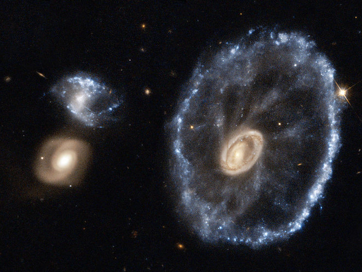 Hubble сфотографировал галактику Колесо Телеги