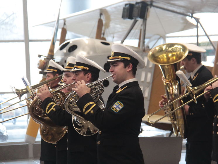 Военные оркестры сыграли в украинских городах в память о защитниках донецкого аэропорта. Видео