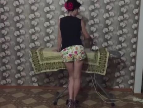 Российские домохозяйки присоединились к эротическому флешмобу в поддержку ульяновских курсантов. Видео