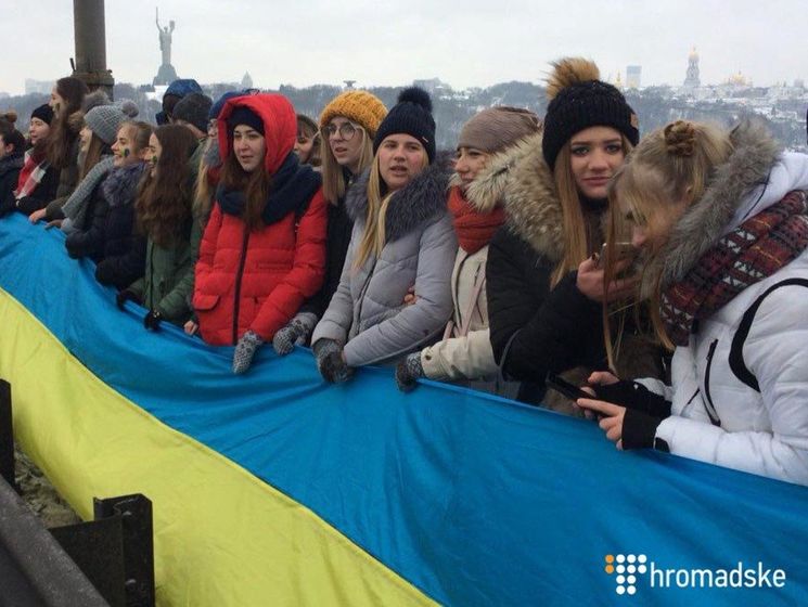 В Киеве в День соборности Украины соединили два берега Днепра живой цепью. Видео