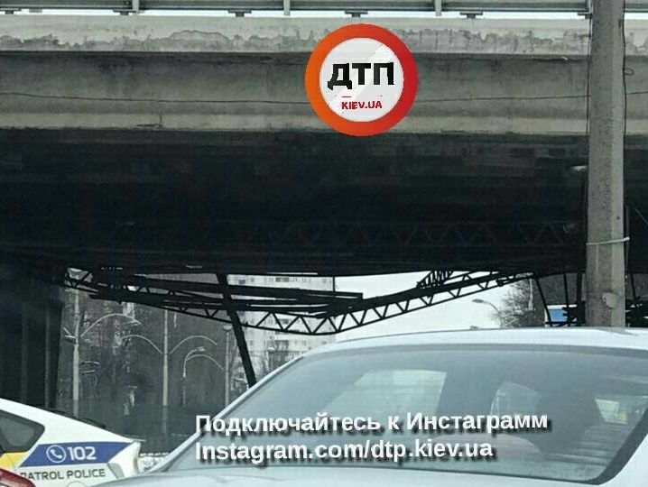 У Києві вантажівка пошкодила металеву конструкцію під шляхопроводом – "Київавтодор"