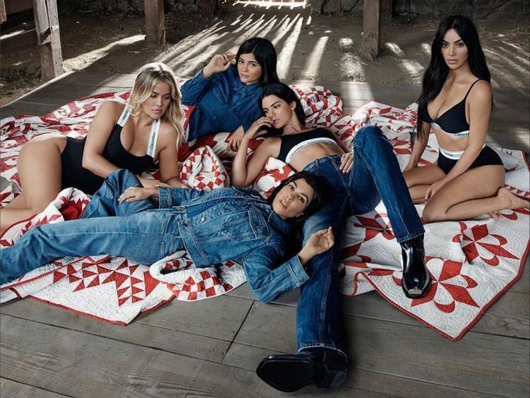 Кім, Хлої, Кортні Кардашян, Кендалл і Кайлі Дженнер позували в білизні Calvin Klein. Відео