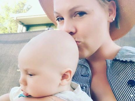 Pink покормила ребенка в самолете