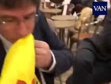 Пучдемон поцілував прапор Іспанії. Відео