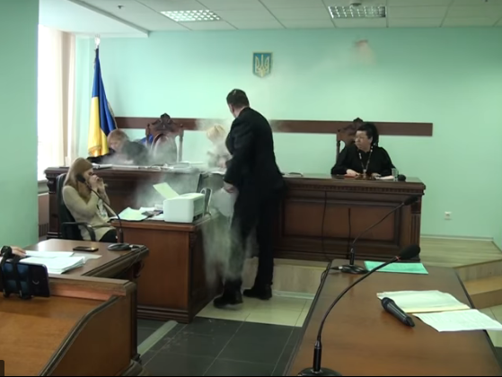 Суддів Апеляційного суду Києва обсипали борошном. Відео