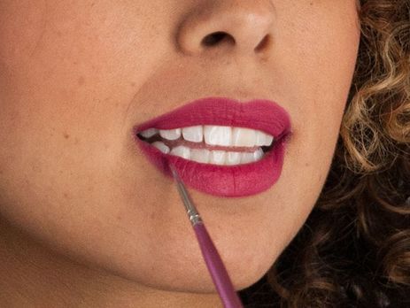 100-річну еволюцію макіяжу губ показали в короткому ролику. Відео