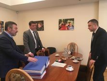 Проект закона восстанавливает государственную политику по защите детства, которую Кабинет Министров отменил более трех лет назад, подчеркнули политики