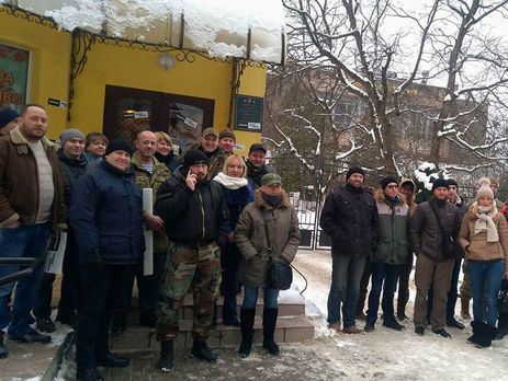 Во Львове ветераны АТО пикетируют филиал общественного телевидения