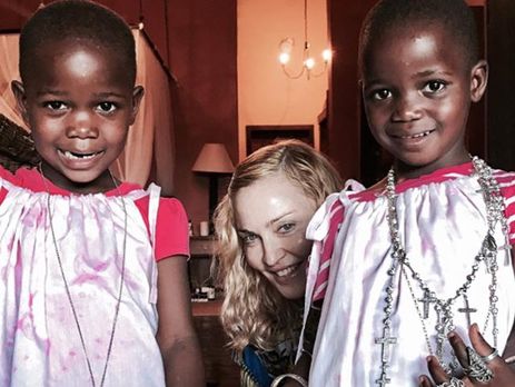 Прийомні доньки Мадонни станцювали у маминому взутті