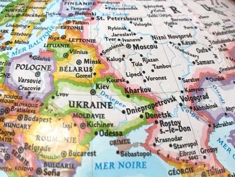Посольство Украины во Франции сообщило, что парижский книжный магазин изымет из продажи глобусы с некорректным изображением Крыма