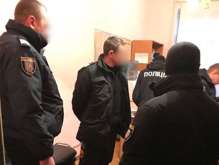 Суд заарештував підполковника поліції, підозрюваного в покриванні злодіїв на вокзалі в Києві, із заставою в розмірі 1,7 млн грн