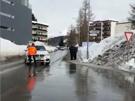 В Давосе автомобиль из кортежа Трампа наехал на полицейского – СМИ