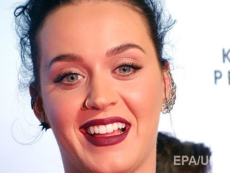 Перрі зробила манікюр із зображенням криптовалют