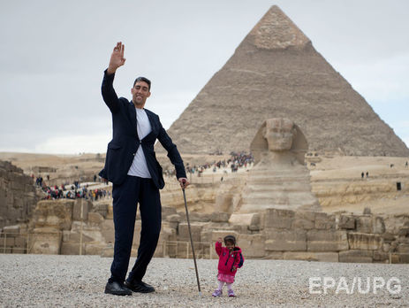 Самый высокий в мире мужчина и самая низкая женщина снялись на фоне египетских пирамид. Фоторепортаж