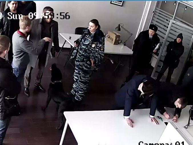 Полицейские выпилили болгаркой дверь в студию 