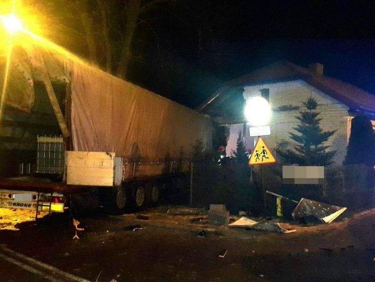 У Польщі українець на вантажівці врізався в будинок, де спало троє дітей