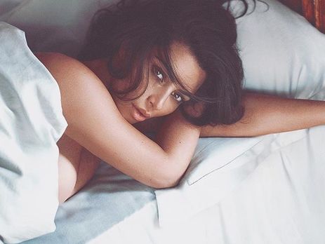 Кардашян поделилась архивным и свежим снимками полуголой груди