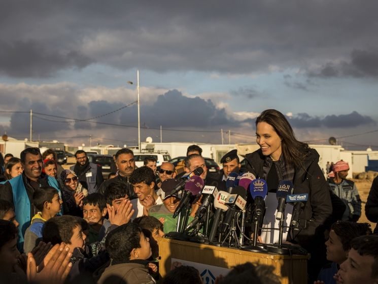 Джоли с дочерьми посетила лагерь сирийских беженцев в Иордании