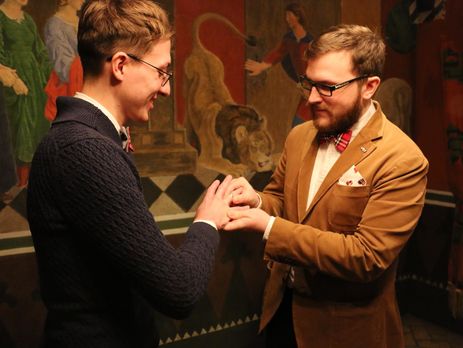 Геї, які розповіли про визнання їхнього шлюбу, покинули Росію через погрози