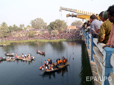 В Индии автобус упал с моста, погибли 36 человек