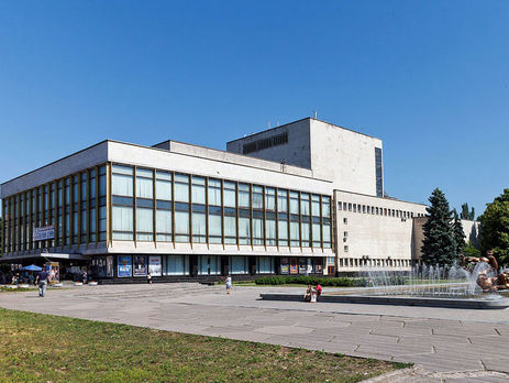 Женщина, в театре Днепра ударившая молотком участника АТО, заявила, что действовала в рамках самообороны