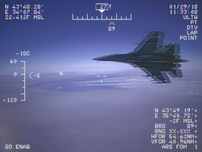 Американские военные опубликовали кадры пролета истребителя РФ возле самолета США над Черным морем. Видео