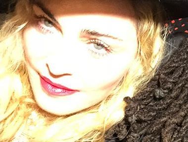 Мадонна показала голую грудь