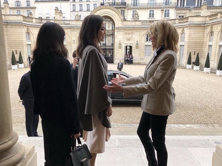Джоли в Париже сходила в Лувр и встретилась с первой леди Франции