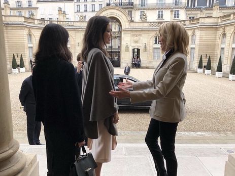 Джолі в Парижі сходила в Лувр і зустрілася з першою леді Франції